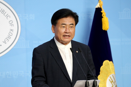 더불어민주당 소병훈 의원이 21일 오전 서울 여의도 국회 소통관에서 기자회견을 열고 최고위원 출마를 선언하고 있다.   [연합뉴스]